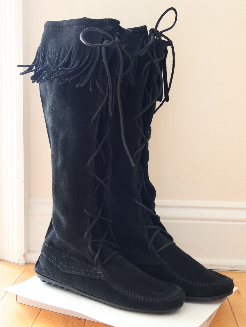 Minnetonka Women’s 1429 Black Suede Knee High Lace Up Fringe Moccasin Boots Sz 8